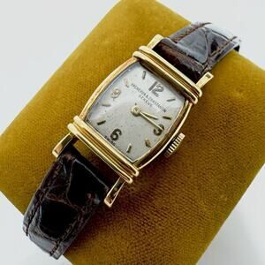 Fine 1910s VACHERON CONSTANTIN 18K Yellow Gold Petite Manual Wristwatch